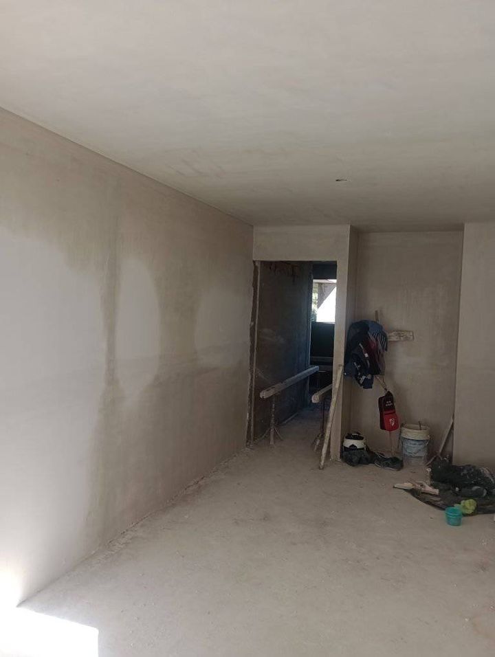 Aplicación de paredes con yeso en monoambiente